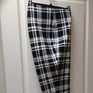 Nygard Black & White Capris